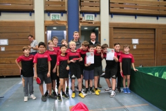 von links: Albert, Nicolas, Lennart, Tim, Johnny, Jakob, Luk, Felix, Linus, Lukas, Kian, Paul und Aleks, hinten die Trainer Michael und Uwe