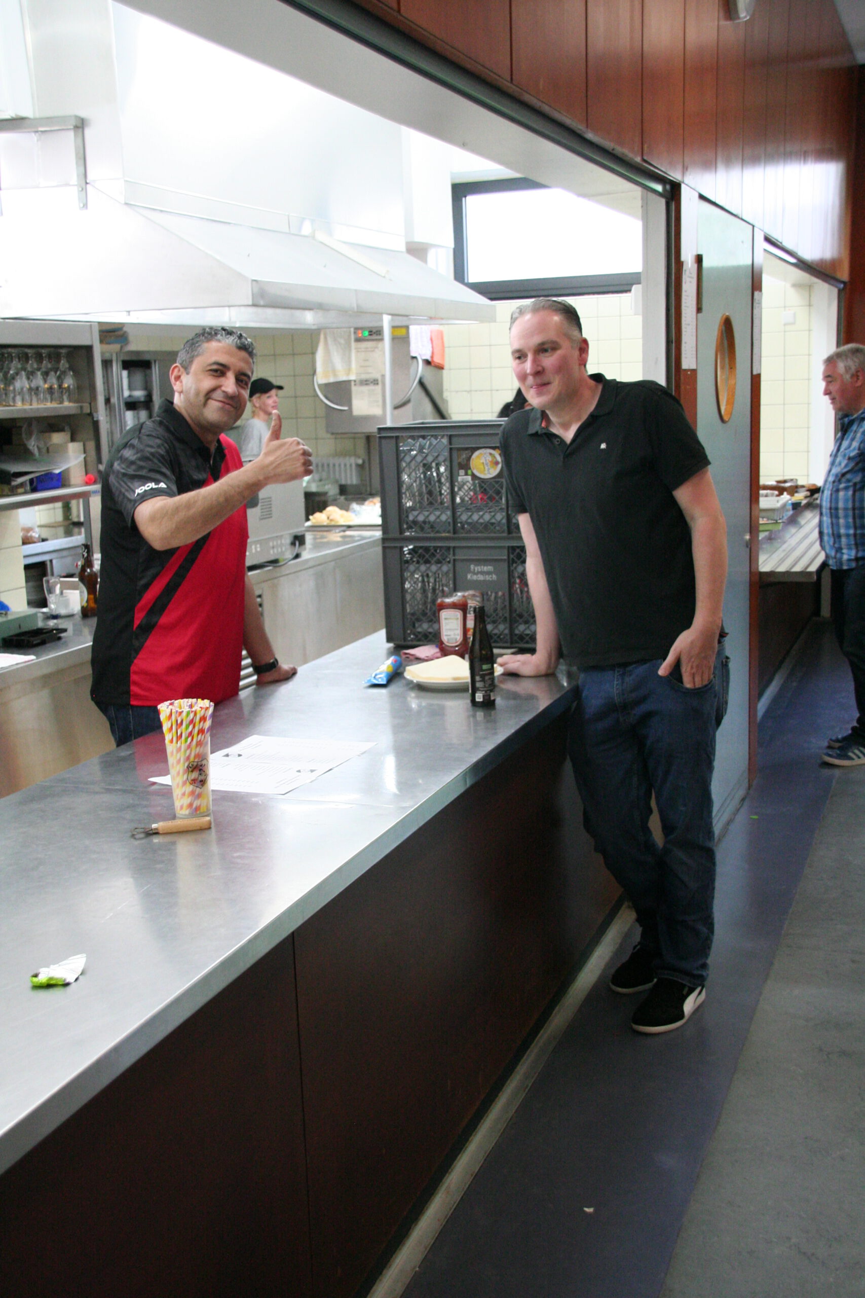 Mohamed und Manuel beim Getränkeverkauf