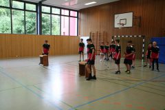 Zwei Gruppen auf dem Parcour für Aufwärmen und Ballgefühl
