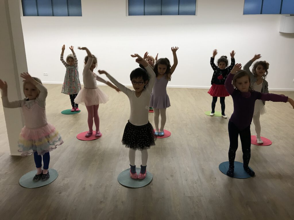 Tanzen,Kinderyoga und Eltern Kind Yoga bei Sabine!